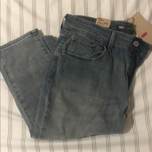 Levi’s jeans size28 new with tag